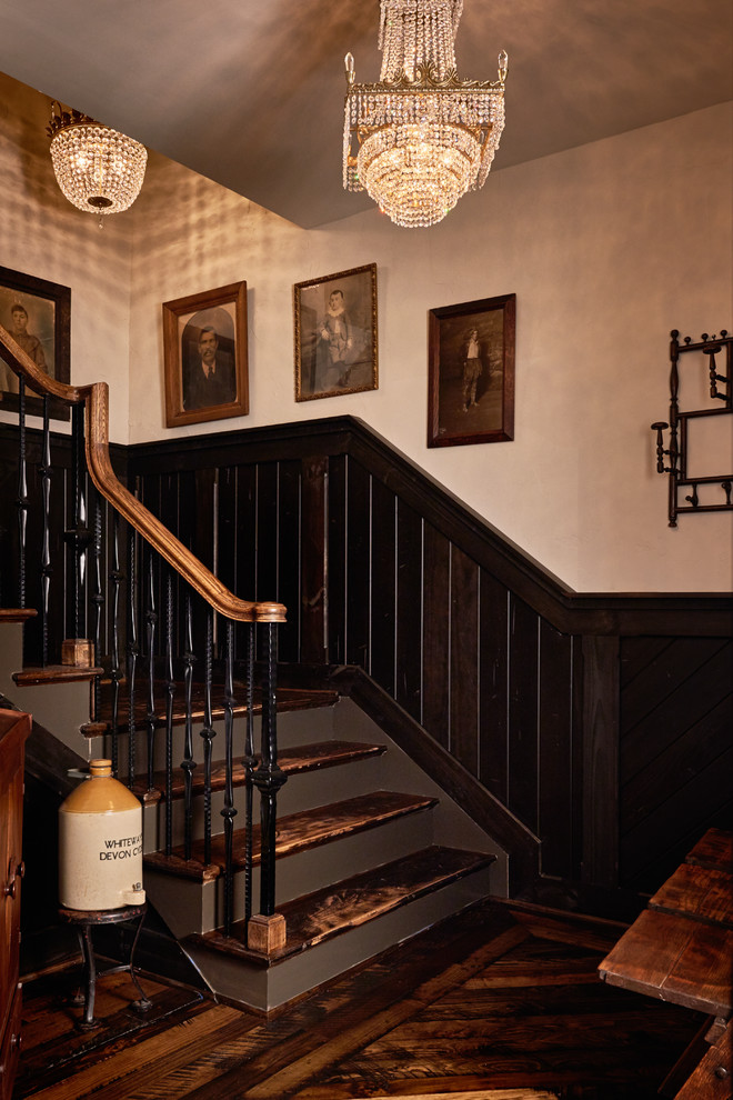 Стильный дизайн: большая угловая деревянная лестница в стиле рустика с деревянными ступенями - последний тренд