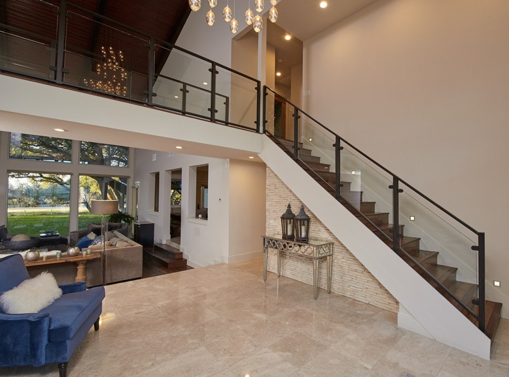 Источник вдохновения для домашнего уюта: прямая лестница в современном стиле с металлическими перилами