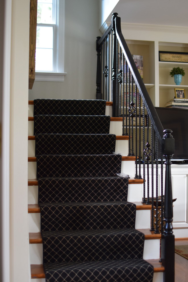 リッチモンドにある高級な中くらいなトラディショナルスタイルのおしゃれなかね折れ階段 (フローリングの蹴込み板、金属の手すり) の写真