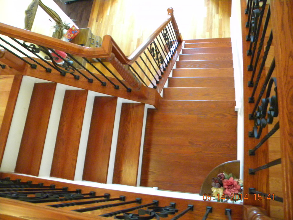 Ejemplo de escalera en L tradicional de tamaño medio con escalones de madera y contrahuellas de madera
