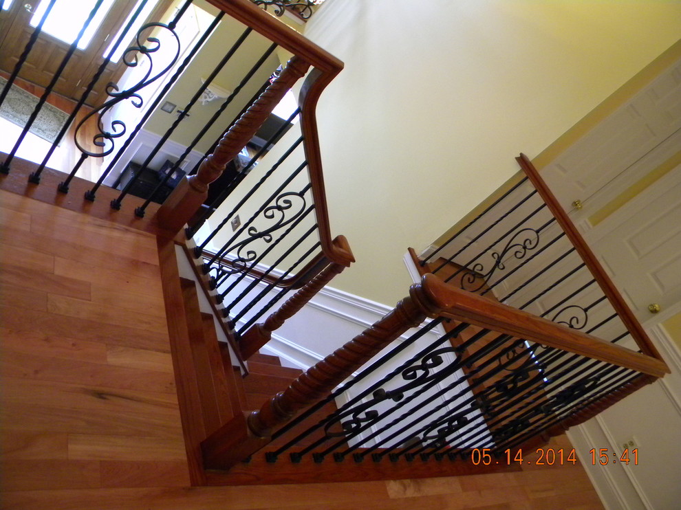 Diseño de escalera en L clásica de tamaño medio con escalones de madera y contrahuellas de madera