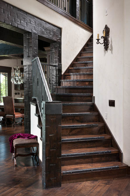 Modelo de escalera recta tradicional grande con escalones de madera y contrahuellas de madera