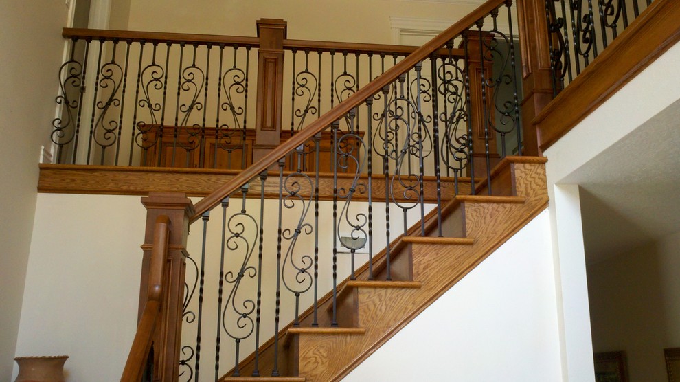 Idées déco pour un escalier droit classique de taille moyenne avec des marches en bois, des contremarches en bois et un garde-corps en matériaux mixtes.