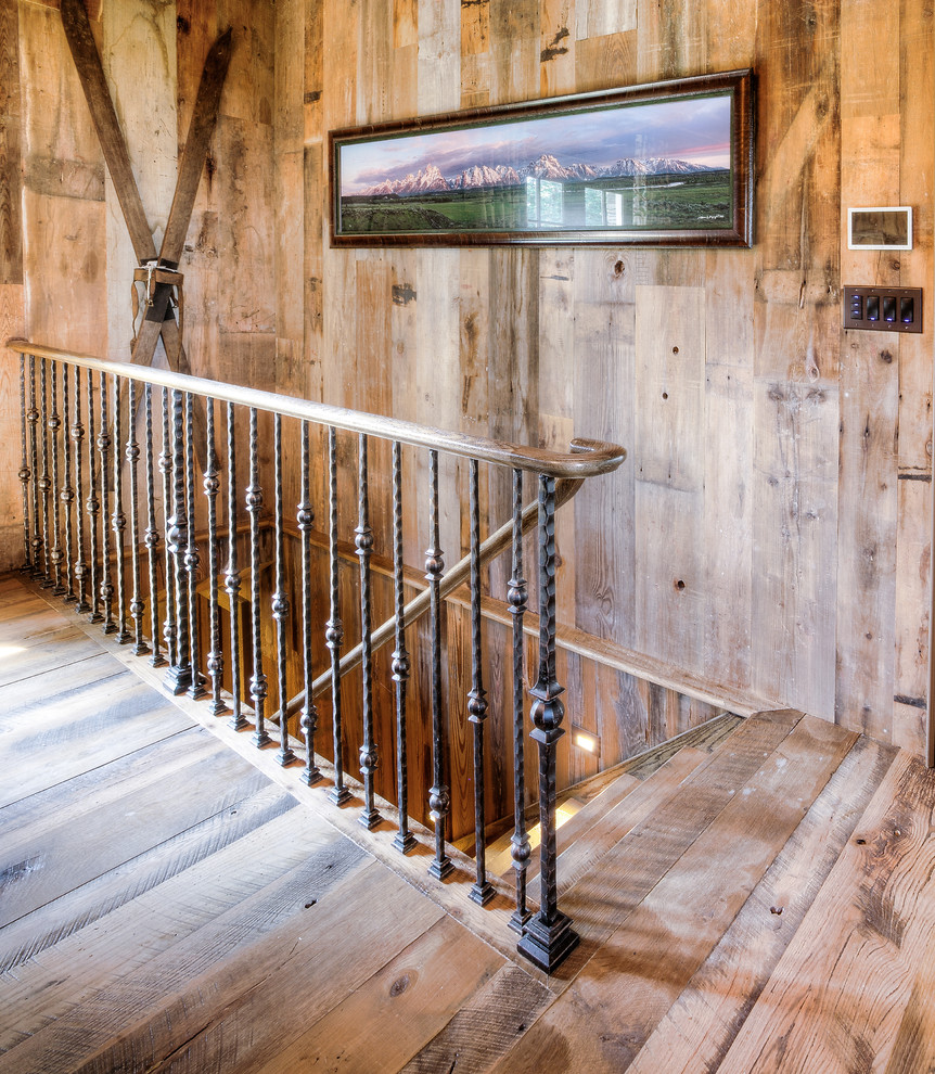 На фото: прямая лестница среднего размера в стиле рустика с деревянными ступенями