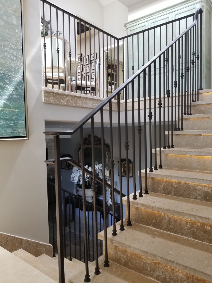 На фото: большая п-образная бетонная лестница в стиле модернизм с бетонными ступенями и металлическими перилами с