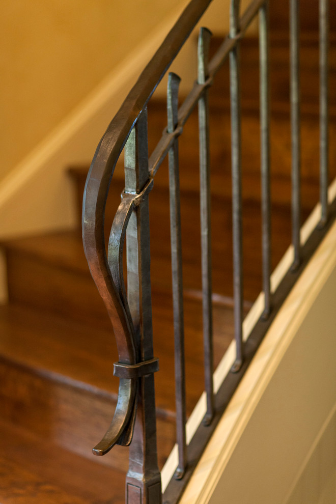 Exempel på en stor rustik svängd trappa i trä