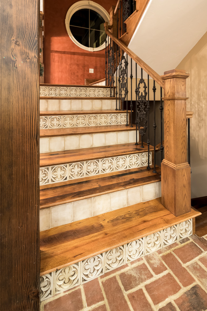Aménagement d'un escalier éclectique en U avec des marches en bois, des contremarches carrelées et un garde-corps en matériaux mixtes.