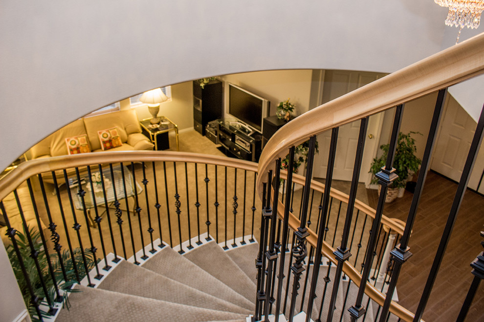 Cette image montre un escalier hélicoïdal traditionnel de taille moyenne avec des marches en moquette et des contremarches en moquette.