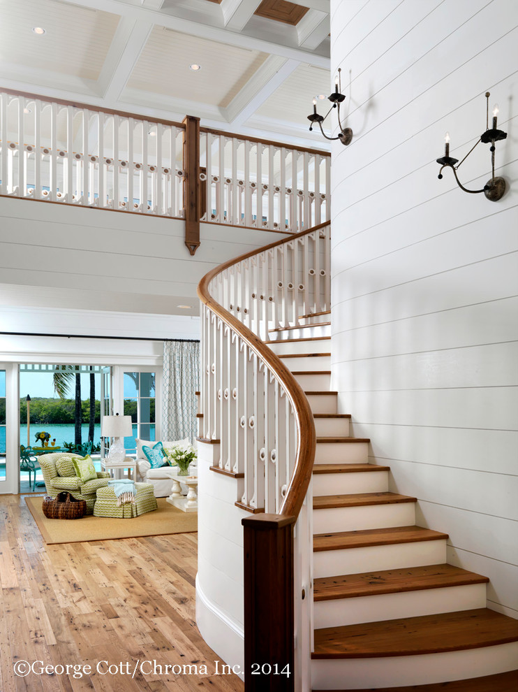 Источник вдохновения для домашнего уюта: изогнутая лестница в морском стиле