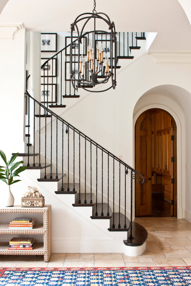 Idée de décoration pour un grand escalier courbe marin avec des marches en bois et des contremarches en bois.