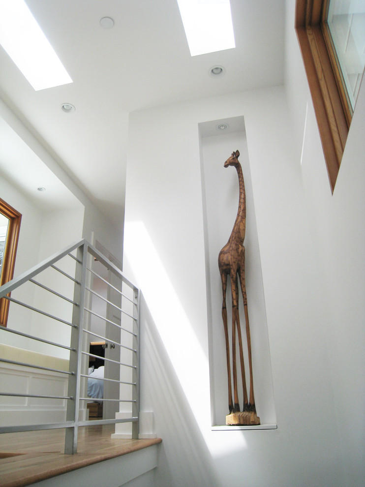 Modelo de escalera en U tradicional renovada grande con escalones de madera y contrahuellas de madera