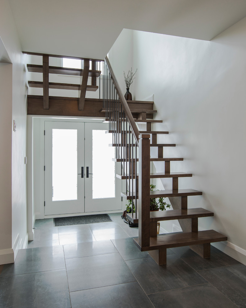 Idée de décoration pour un escalier sans contremarche droit design avec des marches en bois et palier.