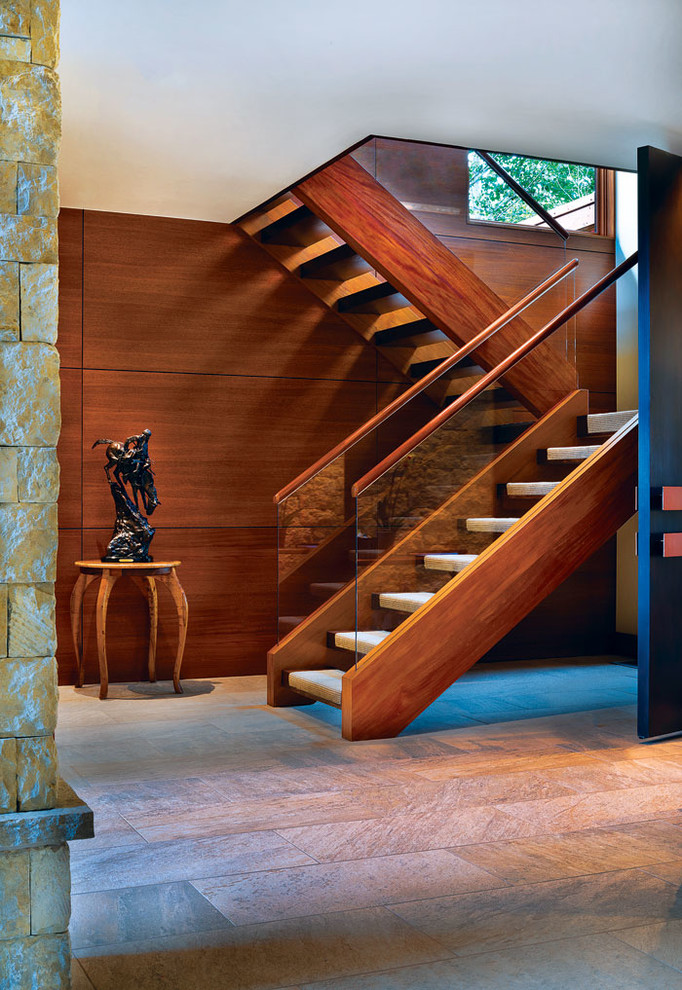 Пример оригинального дизайна: п-образная лестница среднего размера в стиле рустика с деревянными ступенями и стеклянными перилами без подступенок