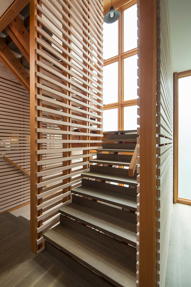 Modelo de escalera en U actual con escalones de madera y contrahuellas de madera