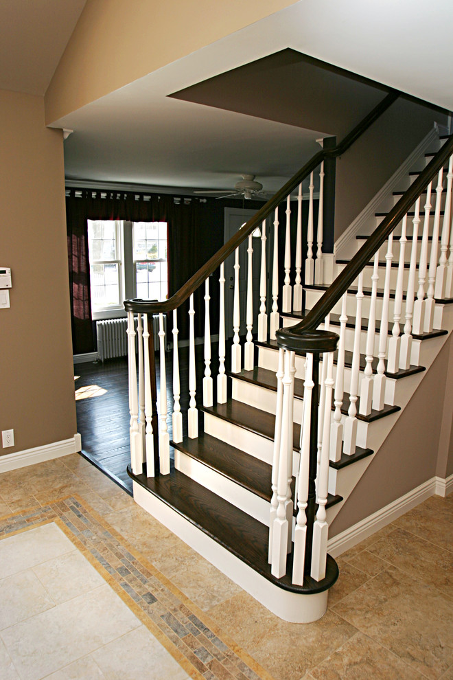 На фото: прямая лестница в стиле неоклассика (современная классика) с деревянными ступенями и крашенными деревянными подступенками с