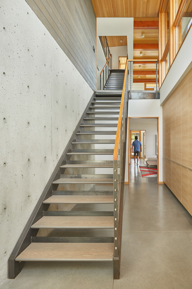 Réalisation d'un escalier sans contremarche droit design avec un garde-corps en matériaux mixtes.