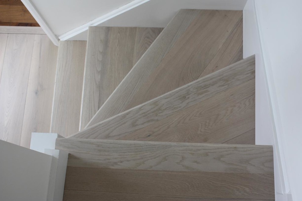 Diseño de escalera en L pequeña con escalones de madera y contrahuellas de madera