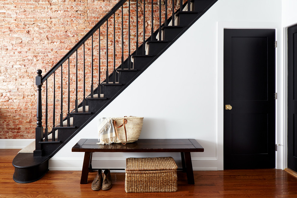 Modelo de escalera recta tradicional renovada de tamaño medio con escalones de madera pintada, contrahuellas de madera pintada y barandilla de madera