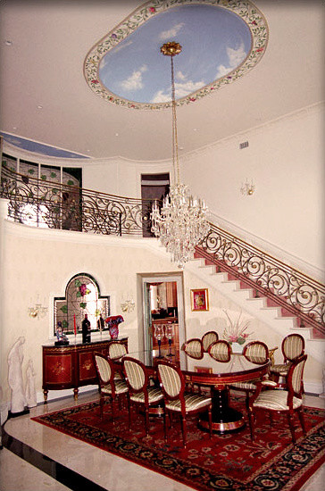 Пример оригинального дизайна: большая столовая в средиземноморском стиле