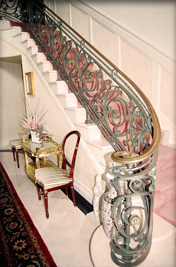 Стильный дизайн: большая прямая лестница в средиземноморском стиле с ступенями с ковровым покрытием - последний тренд