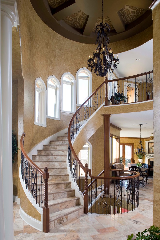 Источник вдохновения для домашнего уюта: большая винтовая лестница в средиземноморском стиле с ступенями из плитки и подступенками из плитки