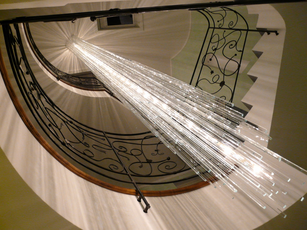 Aménagement d'un grand escalier hélicoïdal moderne.