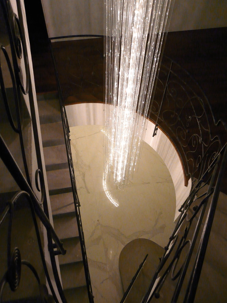 На фото: большая винтовая лестница в стиле модернизм
