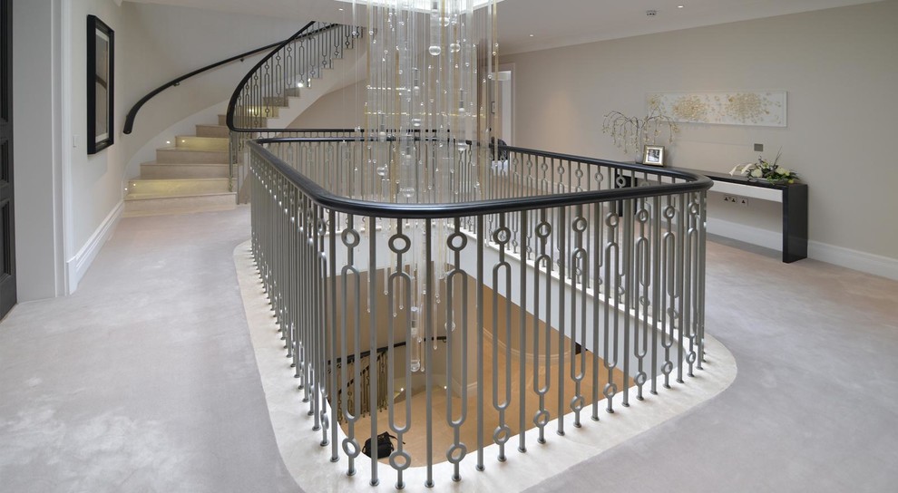 Idées déco pour un escalier hélicoïdal contemporain de taille moyenne avec des marches en métal et des contremarches en métal.