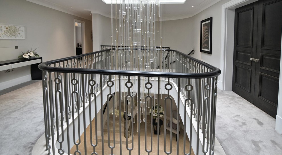 Aménagement d'un escalier hélicoïdal contemporain de taille moyenne avec des marches en métal et des contremarches en métal.