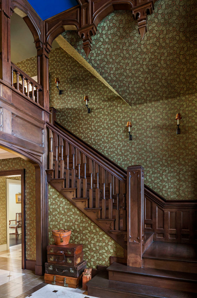 Пример оригинального дизайна: большая угловая лестница в викторианском стиле с деревянными перилами
