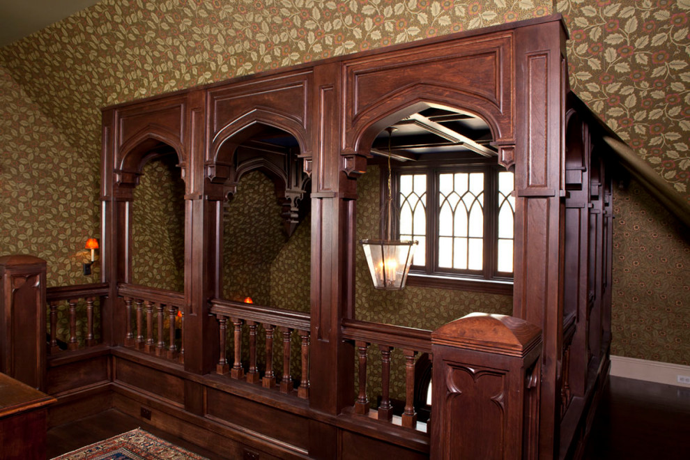 Идея дизайна: большая угловая лестница в викторианском стиле с деревянными перилами