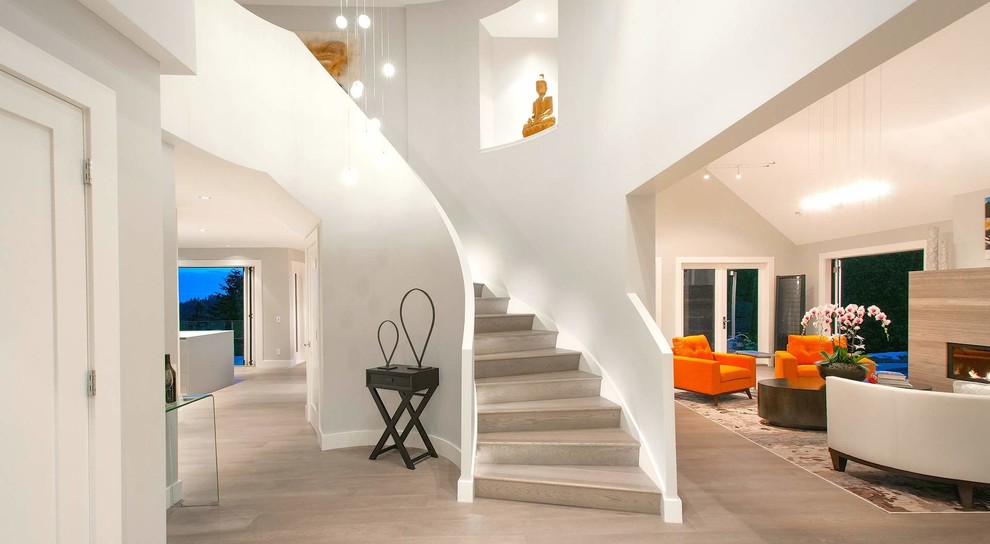 Gewendelte, Mittelgroße Moderne Treppe mit gefliesten Treppenstufen und Holz-Setzstufen in New York
