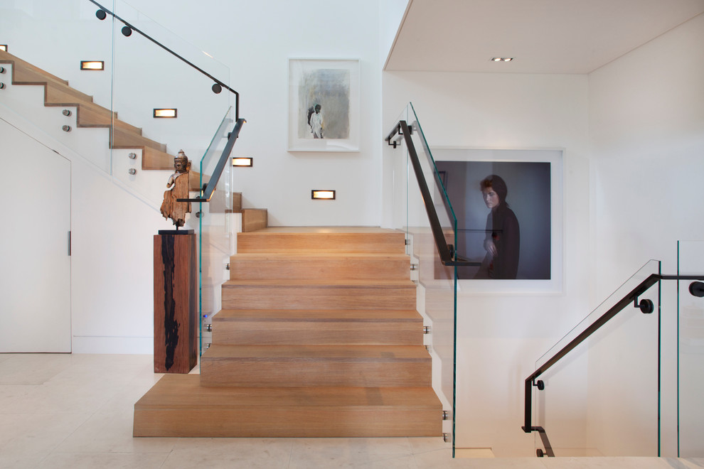 Cette image montre un escalier design en L avec des marches en bois et des contremarches en bois.