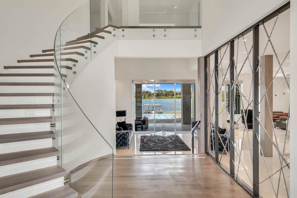 Gewendelte, Große Moderne Treppe mit gebeizten Holz-Setzstufen in Orlando