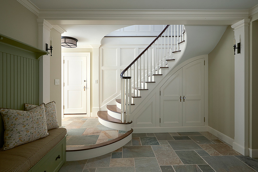 Идея дизайна: изогнутая лестница среднего размера в классическом стиле с деревянными ступенями и крашенными деревянными подступенками