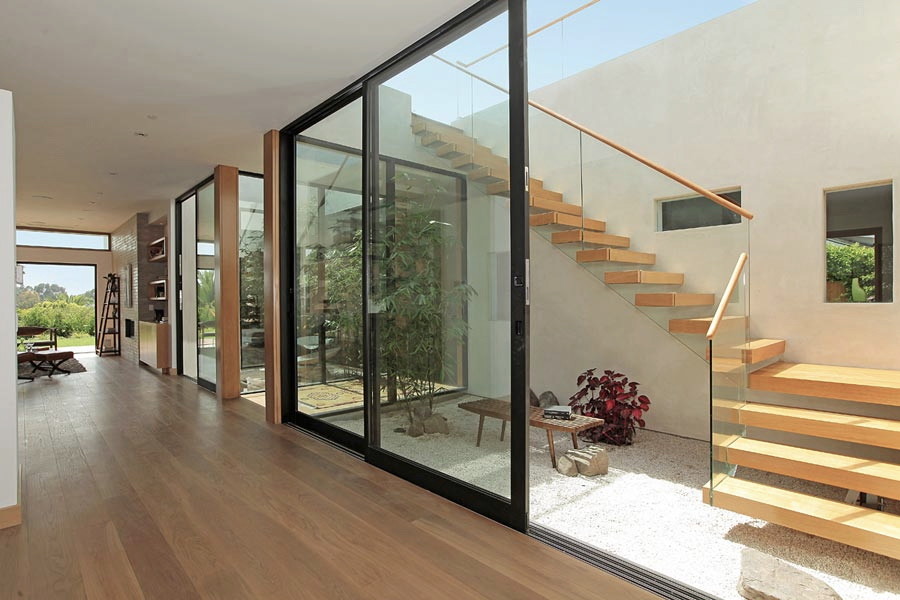 Foto de escalera recta retro de tamaño medio sin contrahuella con escalones de madera