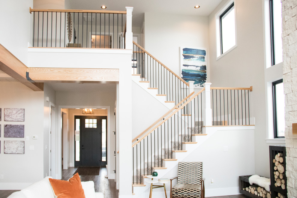 Свежая идея для дизайна: п-образная лестница среднего размера в стиле кантри с ступенями с ковровым покрытием, ковровыми подступенками и перилами из смешанных материалов - отличное фото интерьера