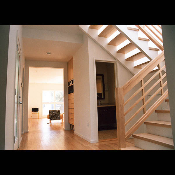 Exempel på en stor modern l-trappa i trä, med öppna sättsteg