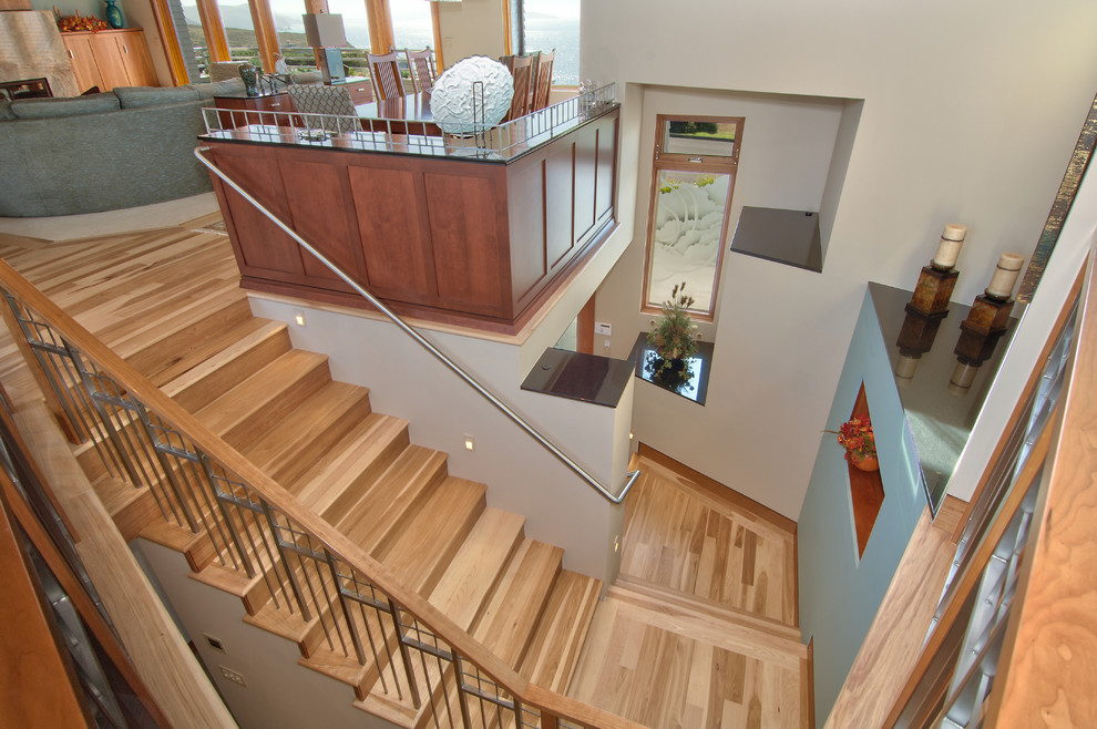 Imagen de escalera en L actual de tamaño medio con escalones de madera, contrahuellas de madera y barandilla de madera