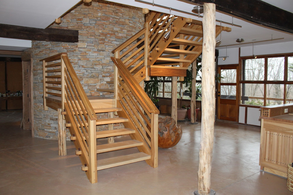 На фото: п-образная лестница среднего размера в восточном стиле с деревянными ступенями без подступенок