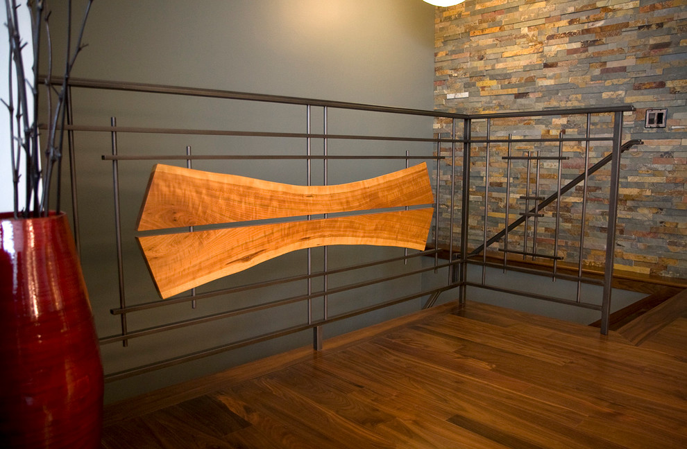 Immagine di una scala a "L" etnica di medie dimensioni con pedata in legno