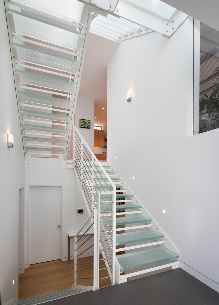 Свежая идея для дизайна: п-образная лестница в современном стиле с стеклянными ступенями без подступенок - отличное фото интерьера
