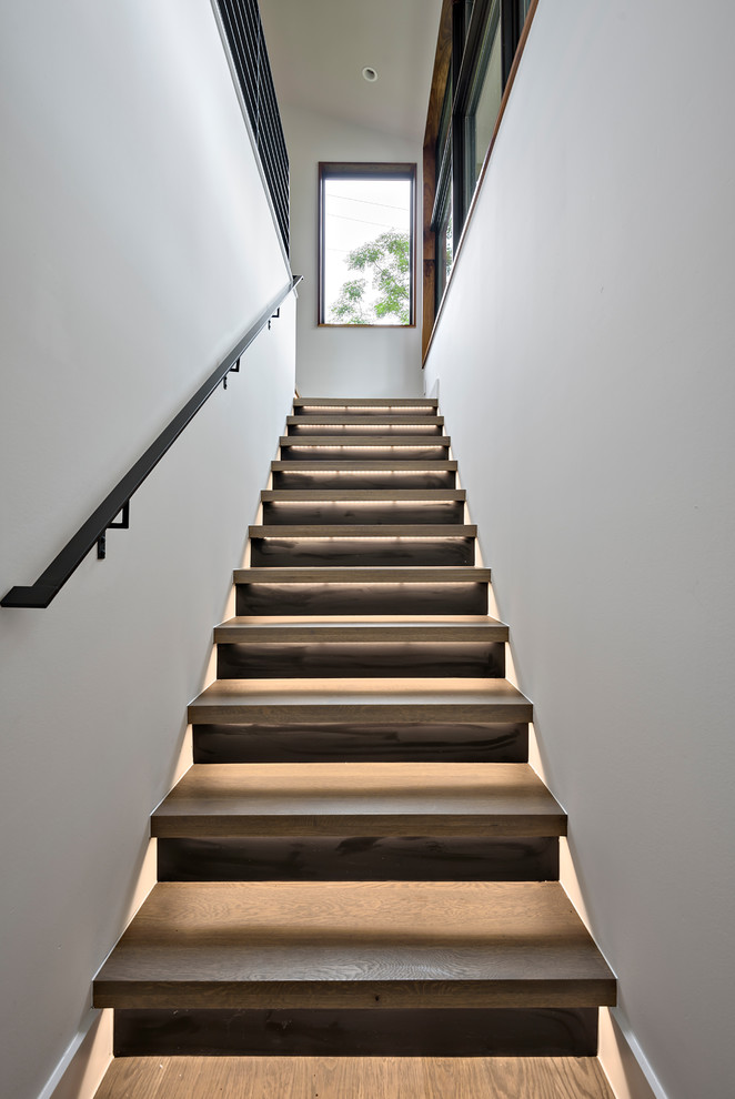 Foto de escalera recta tradicional renovada con escalones de madera, contrahuellas de madera y barandilla de metal