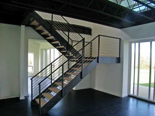 Источник вдохновения для домашнего уюта: большая угловая лестница в стиле модернизм с металлическими ступенями и перилами из смешанных материалов без подступенок