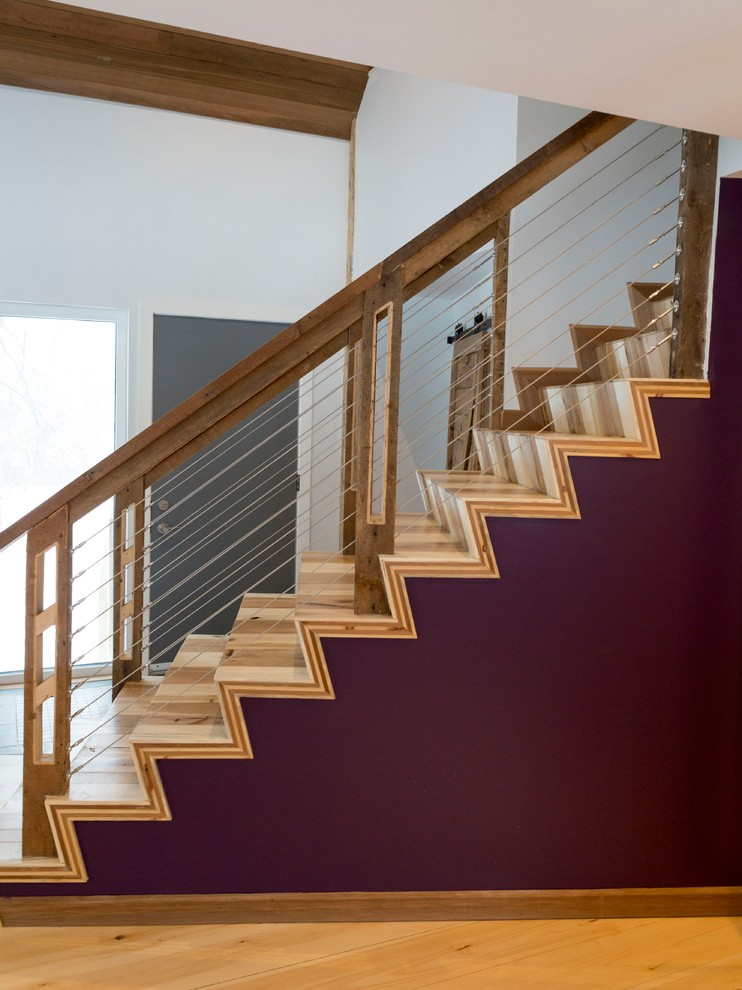 Cette photo montre un escalier droit moderne de taille moyenne avec des marches en bois, des contremarches en bois et un garde-corps en matériaux mixtes.