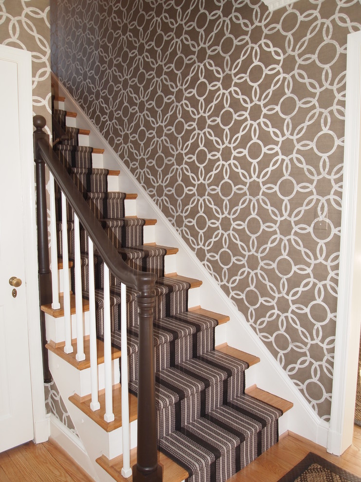 Diseño de escalera recta clásica con escalones de madera