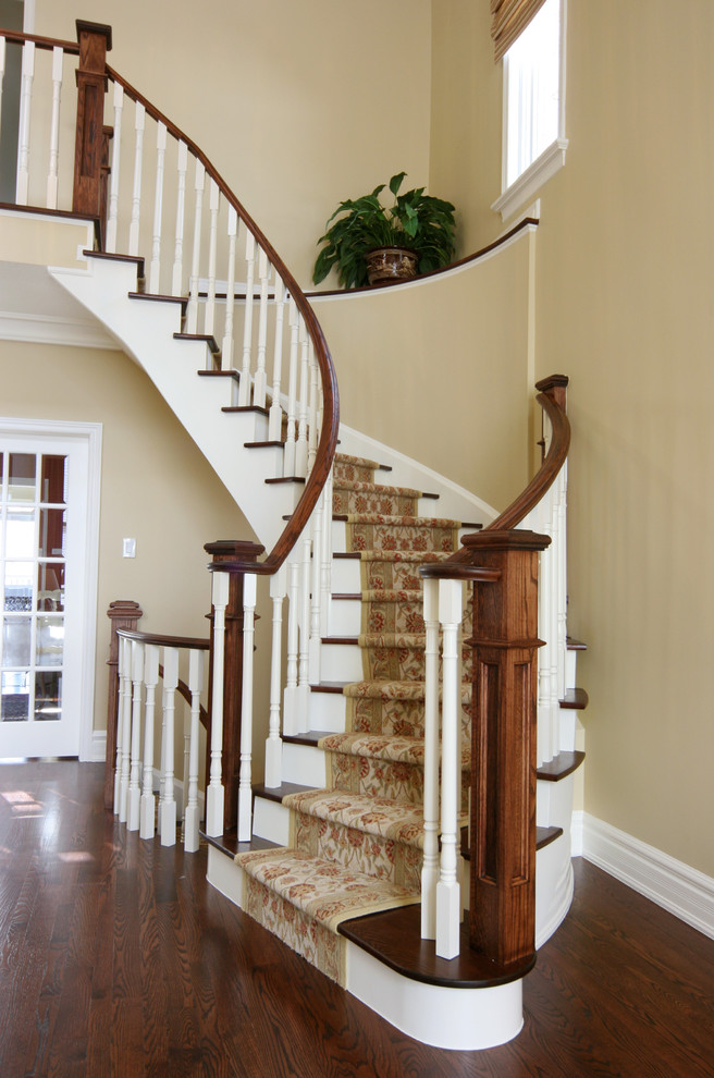 На фото: винтовая лестница среднего размера в классическом стиле с деревянными ступенями и крашенными деревянными подступенками с
