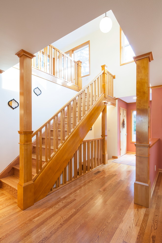 Diseño de escalera en L clásica renovada de tamaño medio con contrahuellas de madera