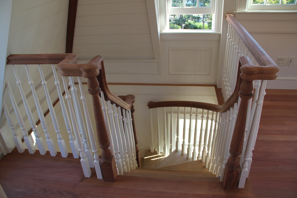 Réalisation d'un escalier peint courbe tradition avec des marches en bois.