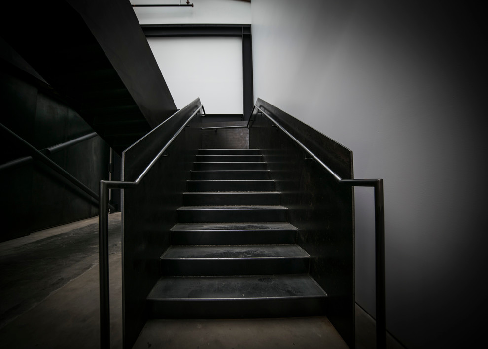 Источник вдохновения для домашнего уюта: большая п-образная металлическая лестница в стиле лофт с металлическими ступенями и металлическими перилами